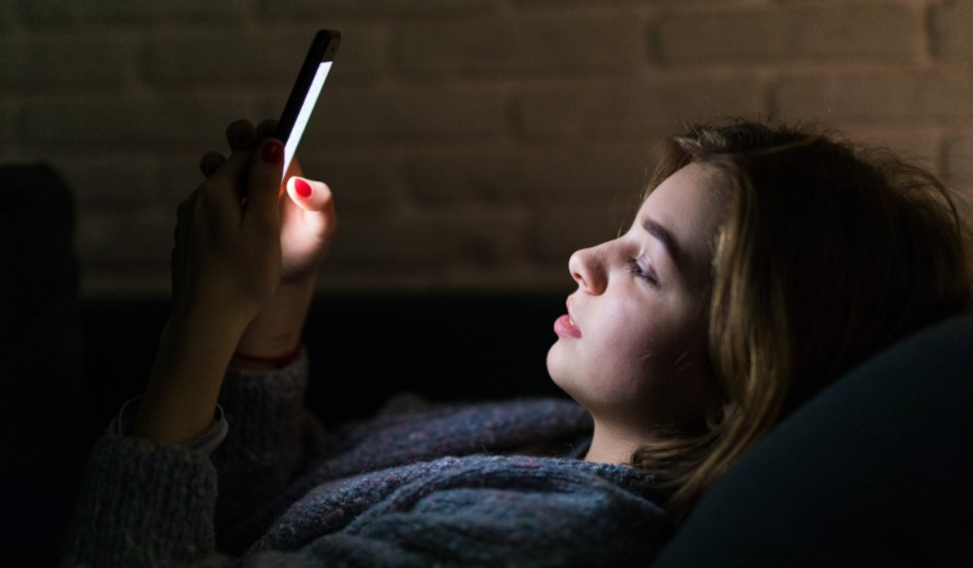 Filles accros au Net, mais plus discrètement